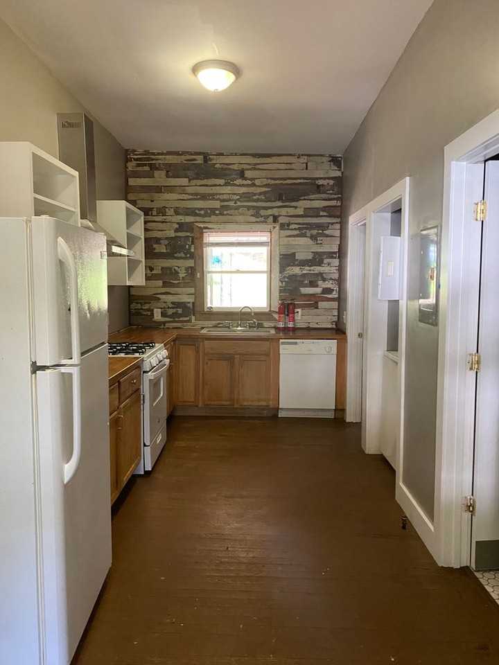 553 Pulaski - Photo 2 of 8