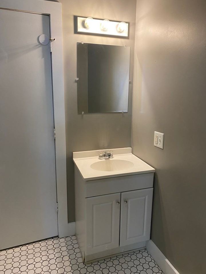 553 Pulaski - Photo 3 of 8