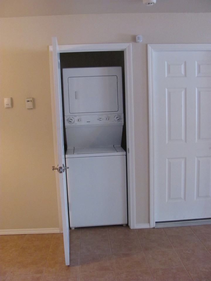 410 S Madison St - Photo 4 of 9