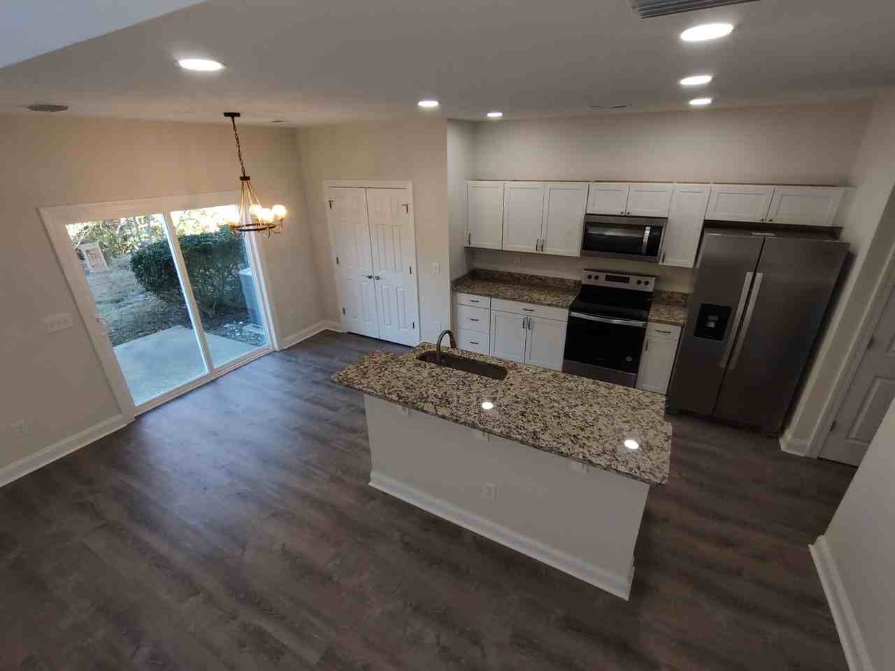 1046 Fairway Ln - Photo 5 of 18