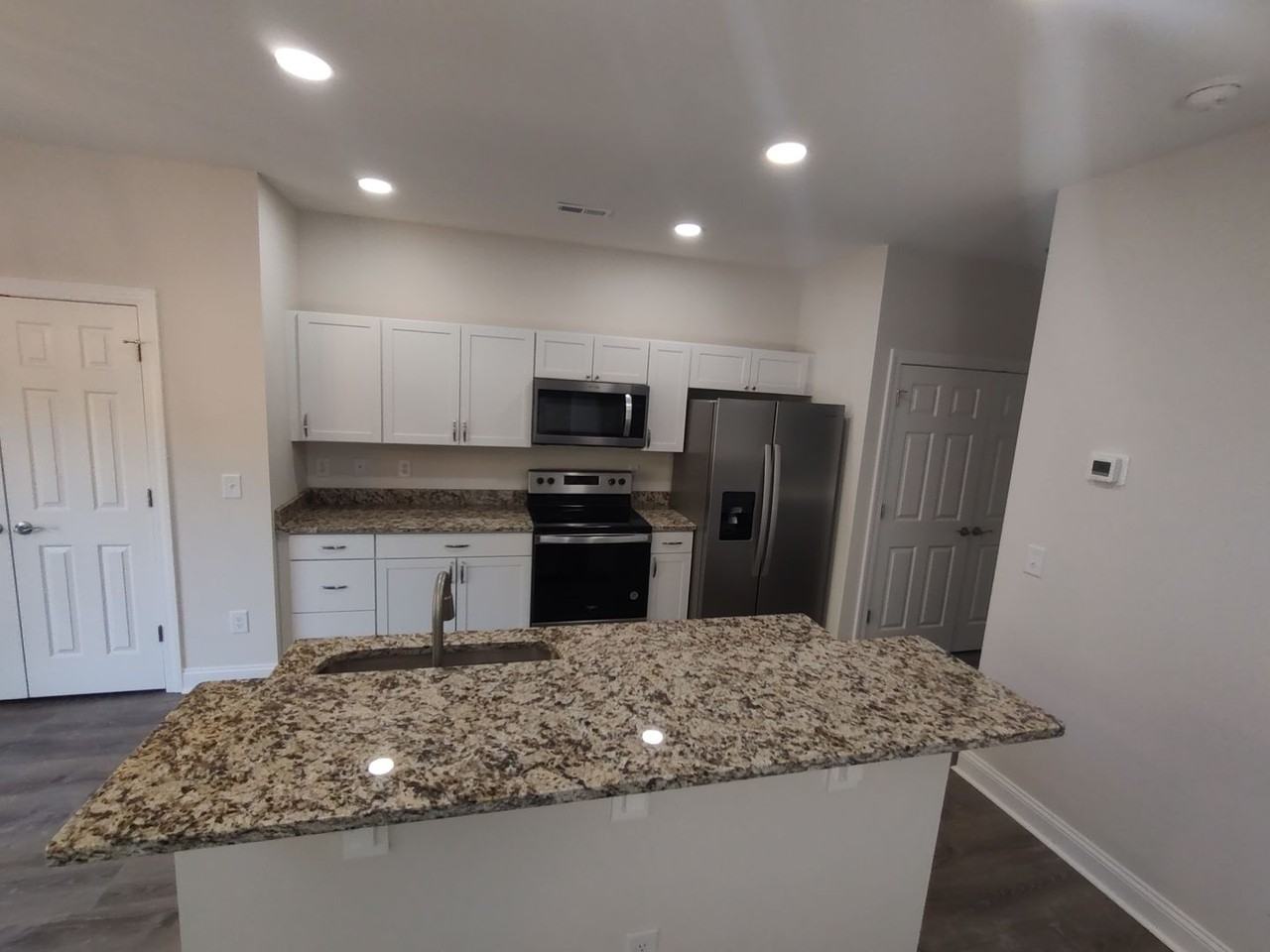 1046 Fairway Ln - Photo 6 of 18