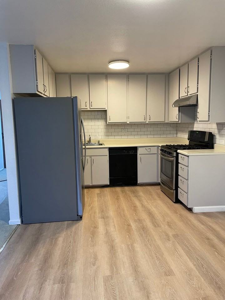 1348 LA PLAYA - Photo 2 of 10