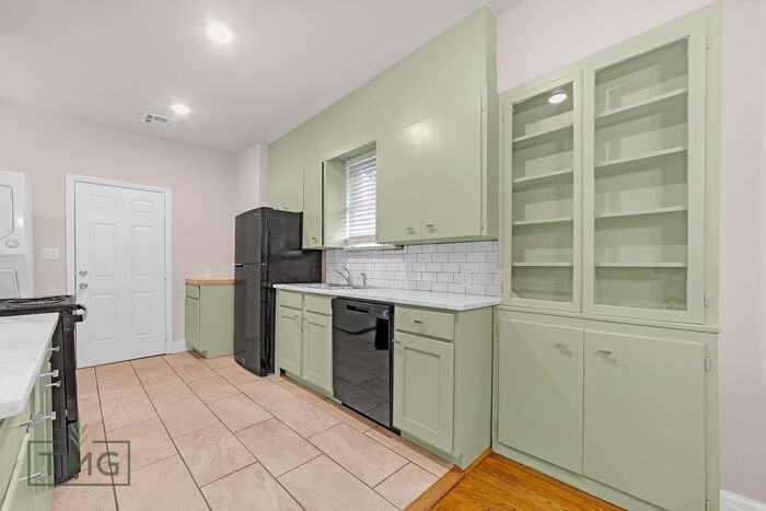 2548 E 8th St - Photo 2 of 29