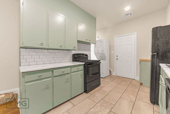 2548 E 8th St - Photo 3 of 29