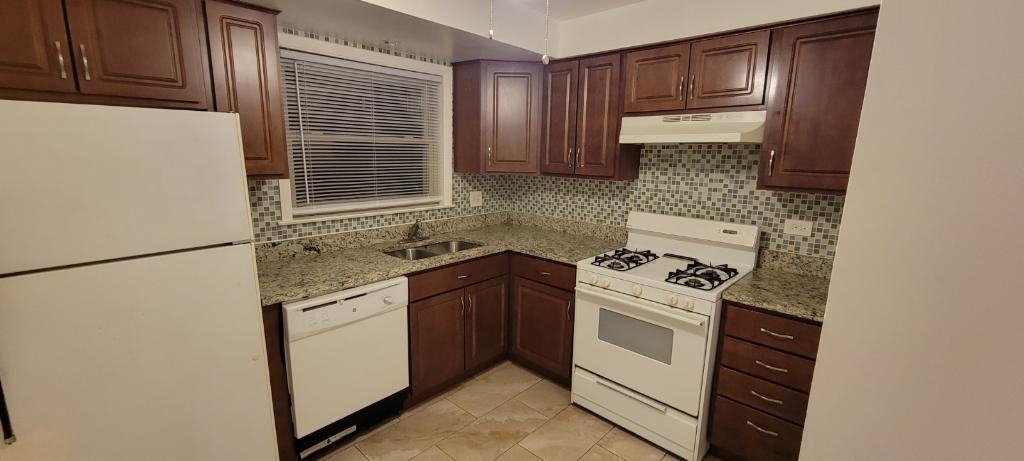 2425 N Neva Ave #7 - Photo 2 of 9