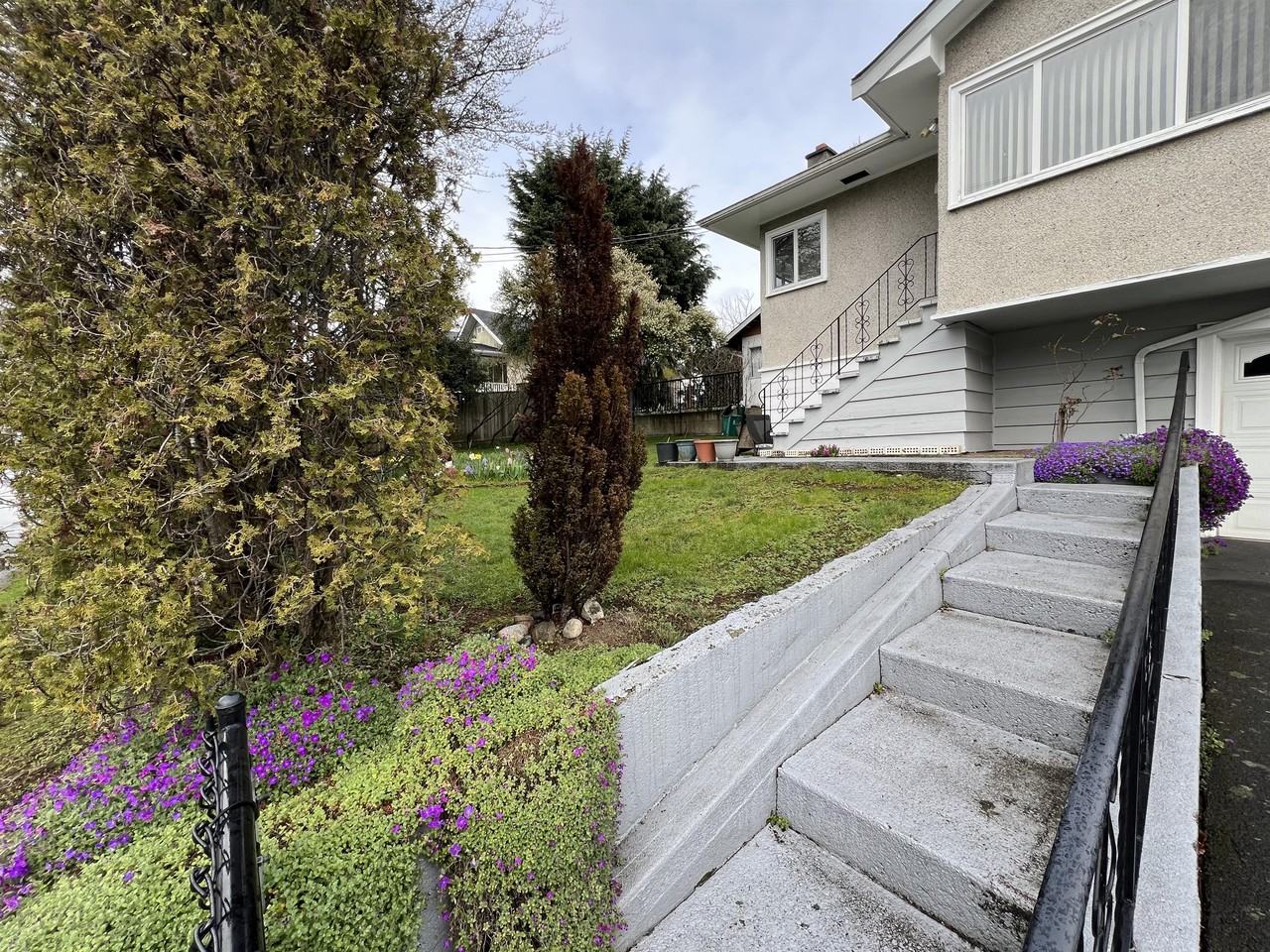 292 Pine St - Photo 3 of 23