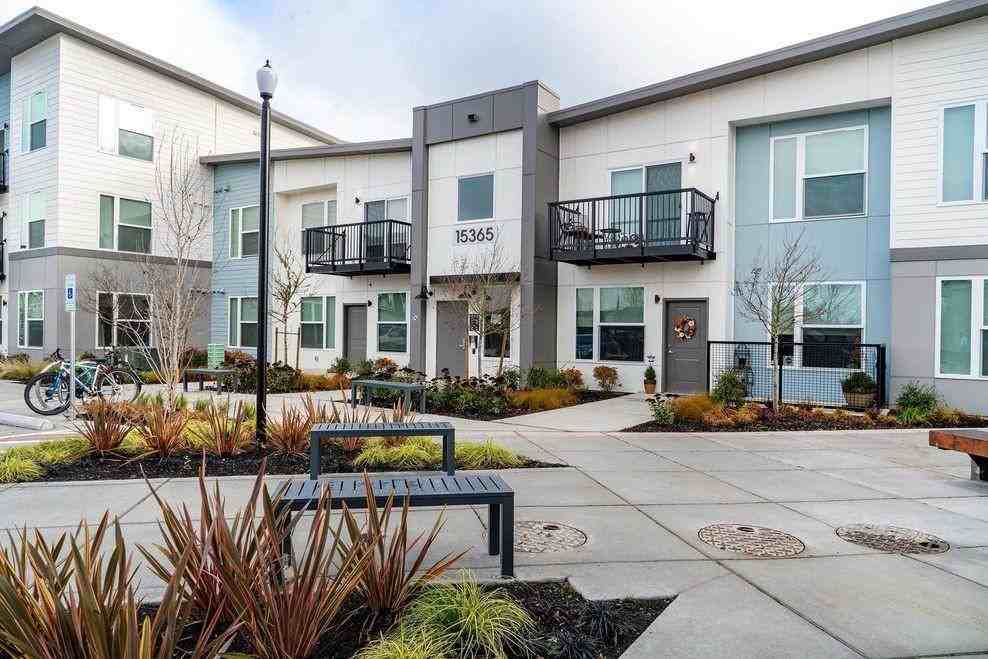 15367 Main St E - Photo 3 of 25