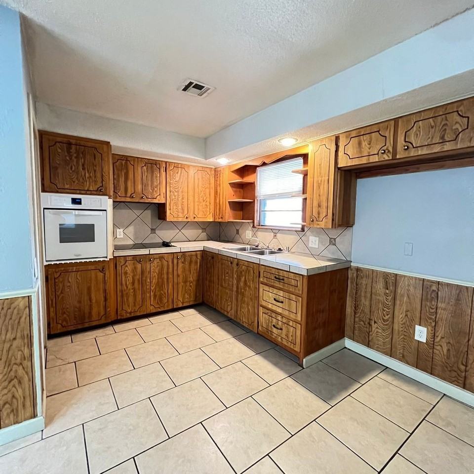 709 W Oxford Ave - Photo 2 of 10