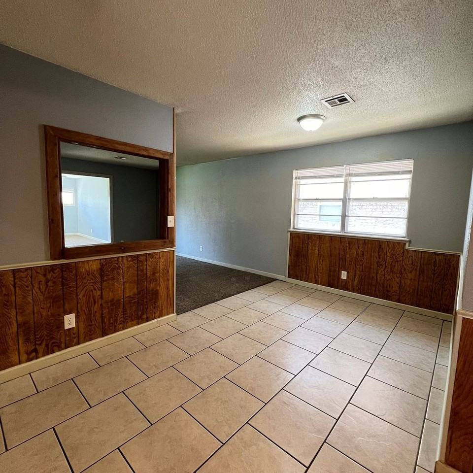 709 W Oxford Ave - Photo 3 of 10