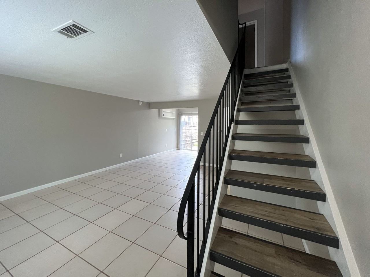 328 E Elm St - Photo 2 of 17