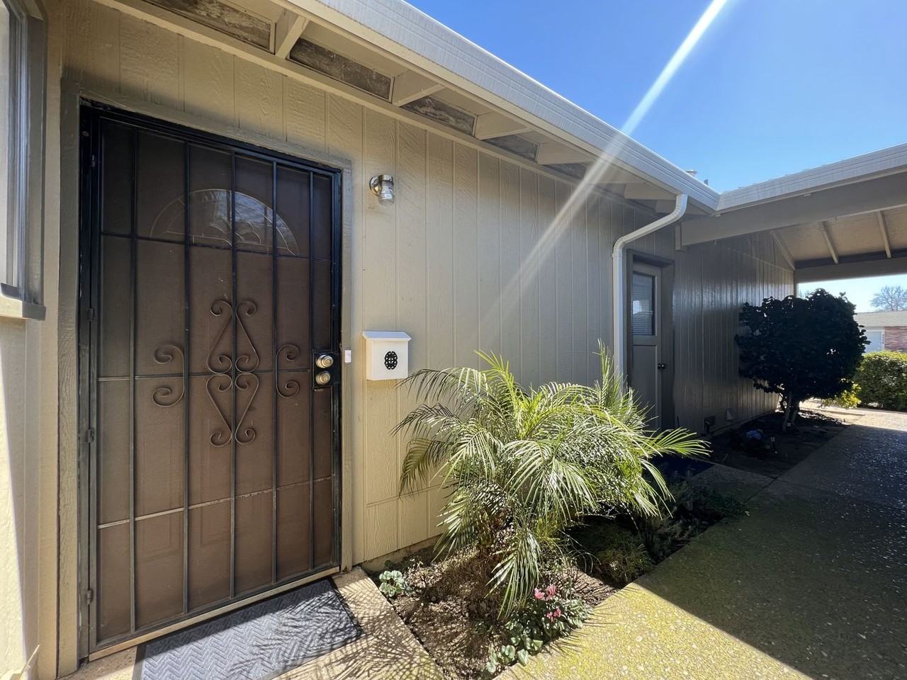 2223 / 2225 Burton Way - Photo 2 of 28