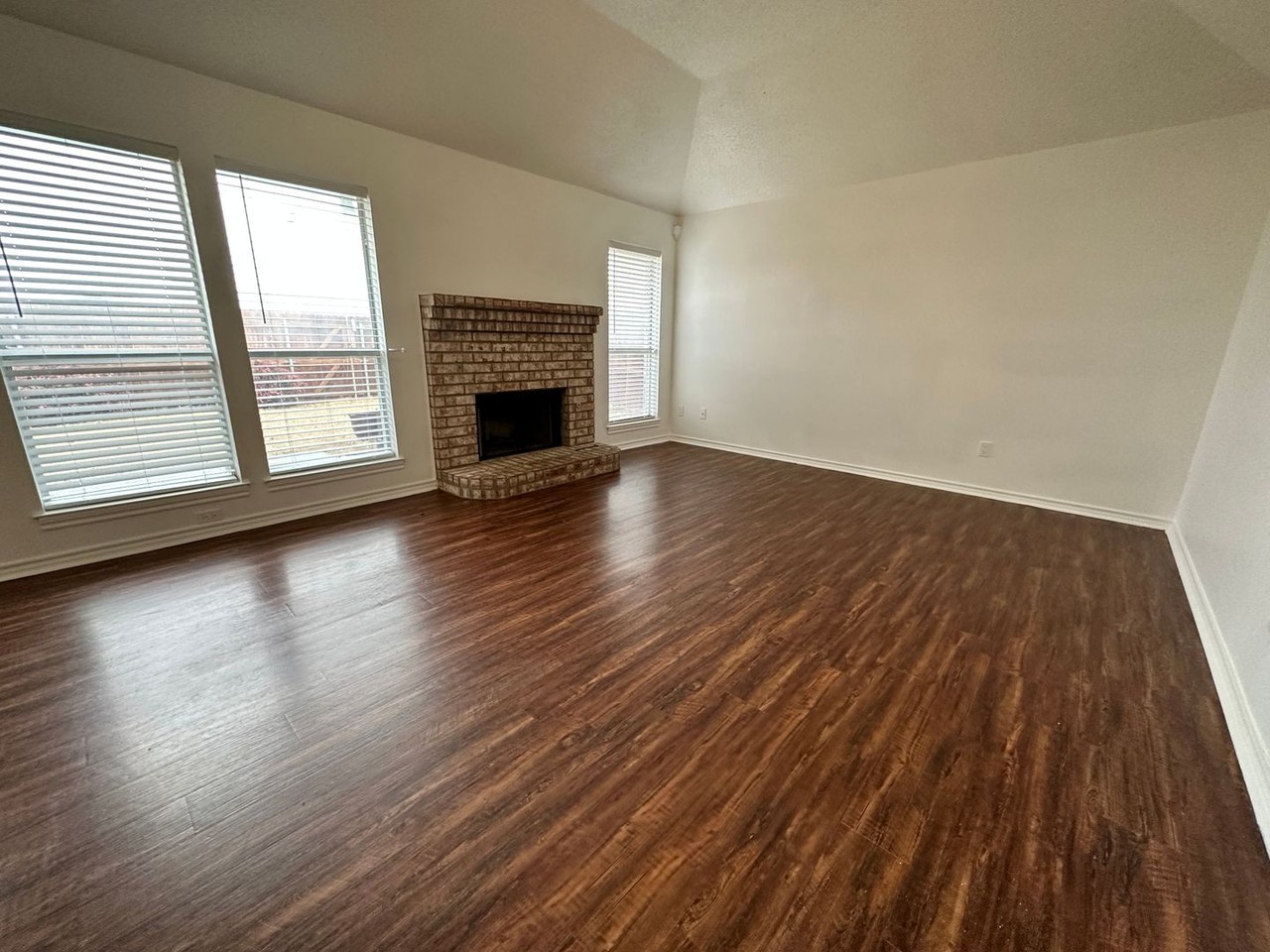 937 Meadow Cir N - Photo 4 of 29
