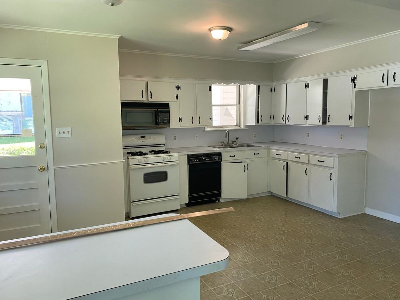 409 Francis Ave - Photo 2 of 9