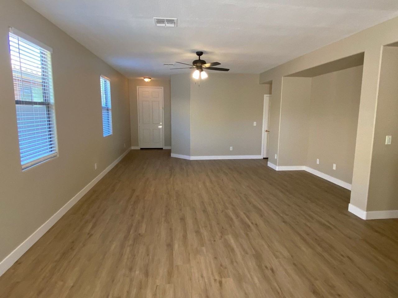 1836 W Kuralt Dr - Photo 2 of 24