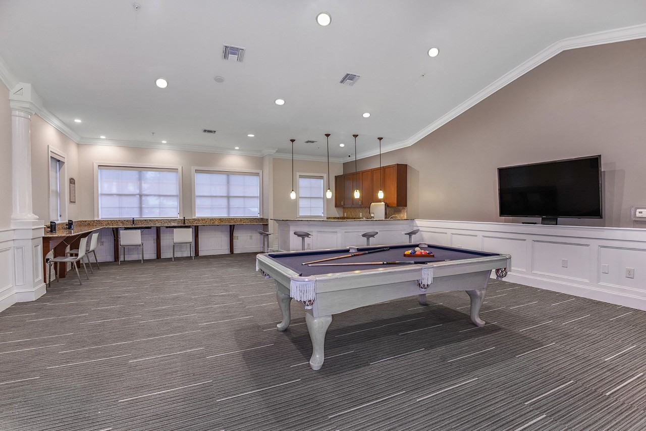 Yacht Club - Photo 5 of 38