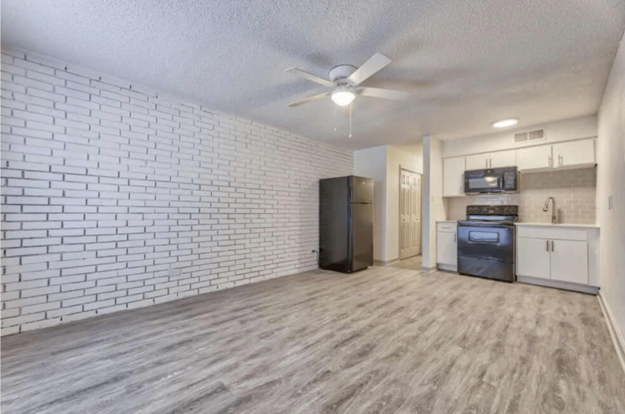 Lovato - Photo 6 of 18