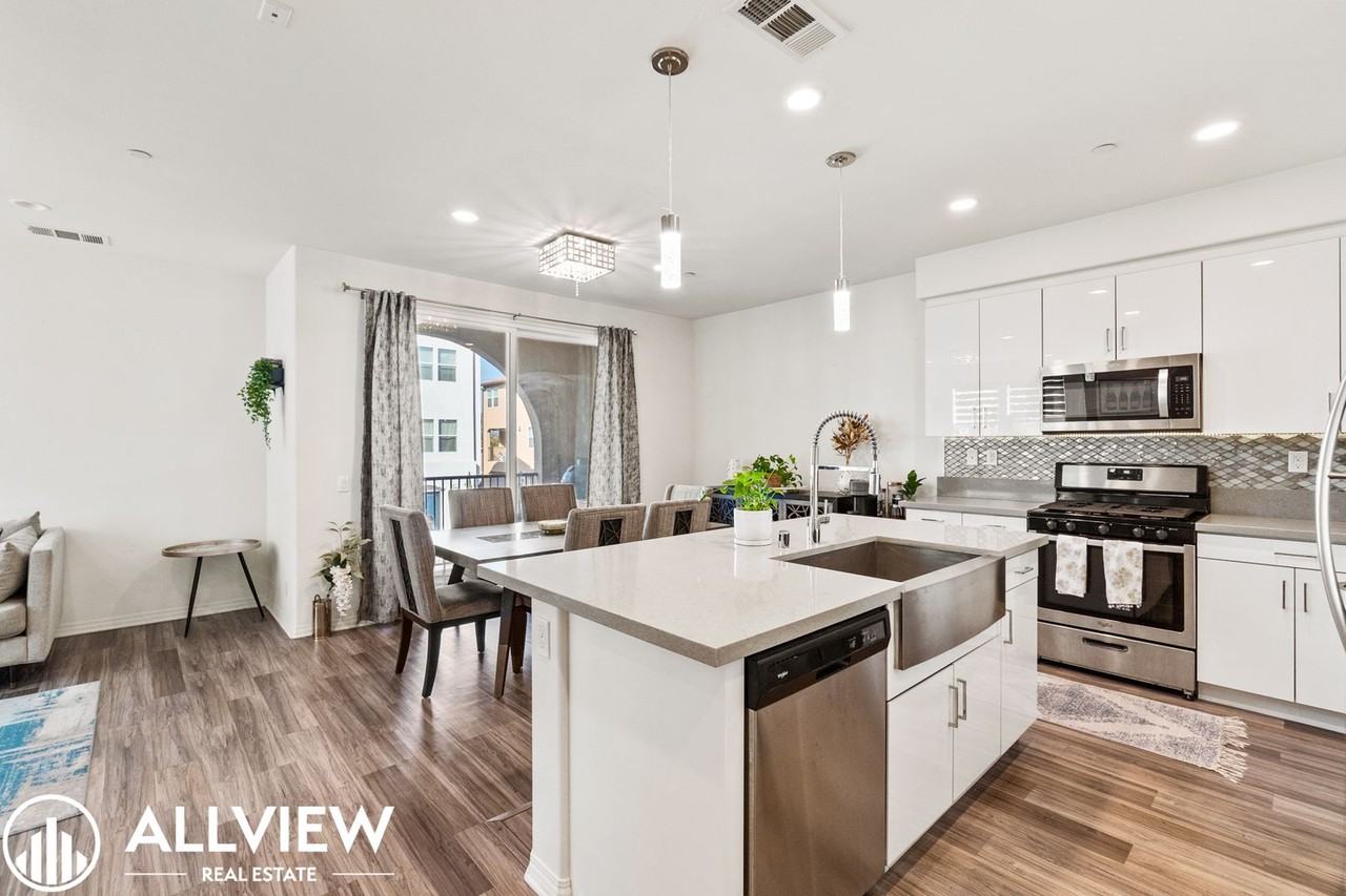 665 S Kinney Way - Photo 4 of 33
