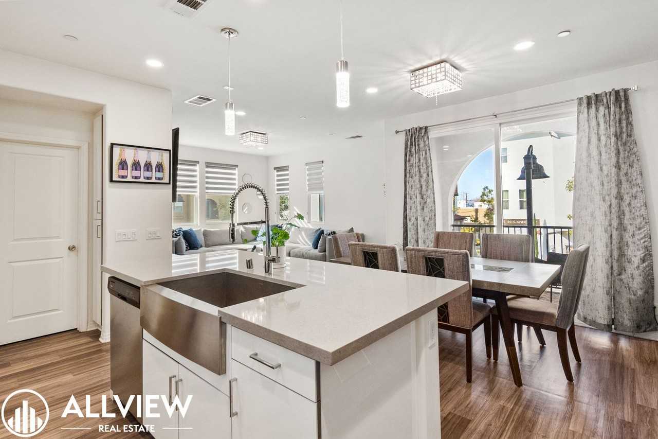 665 S Kinney Way - Photo 5 of 33