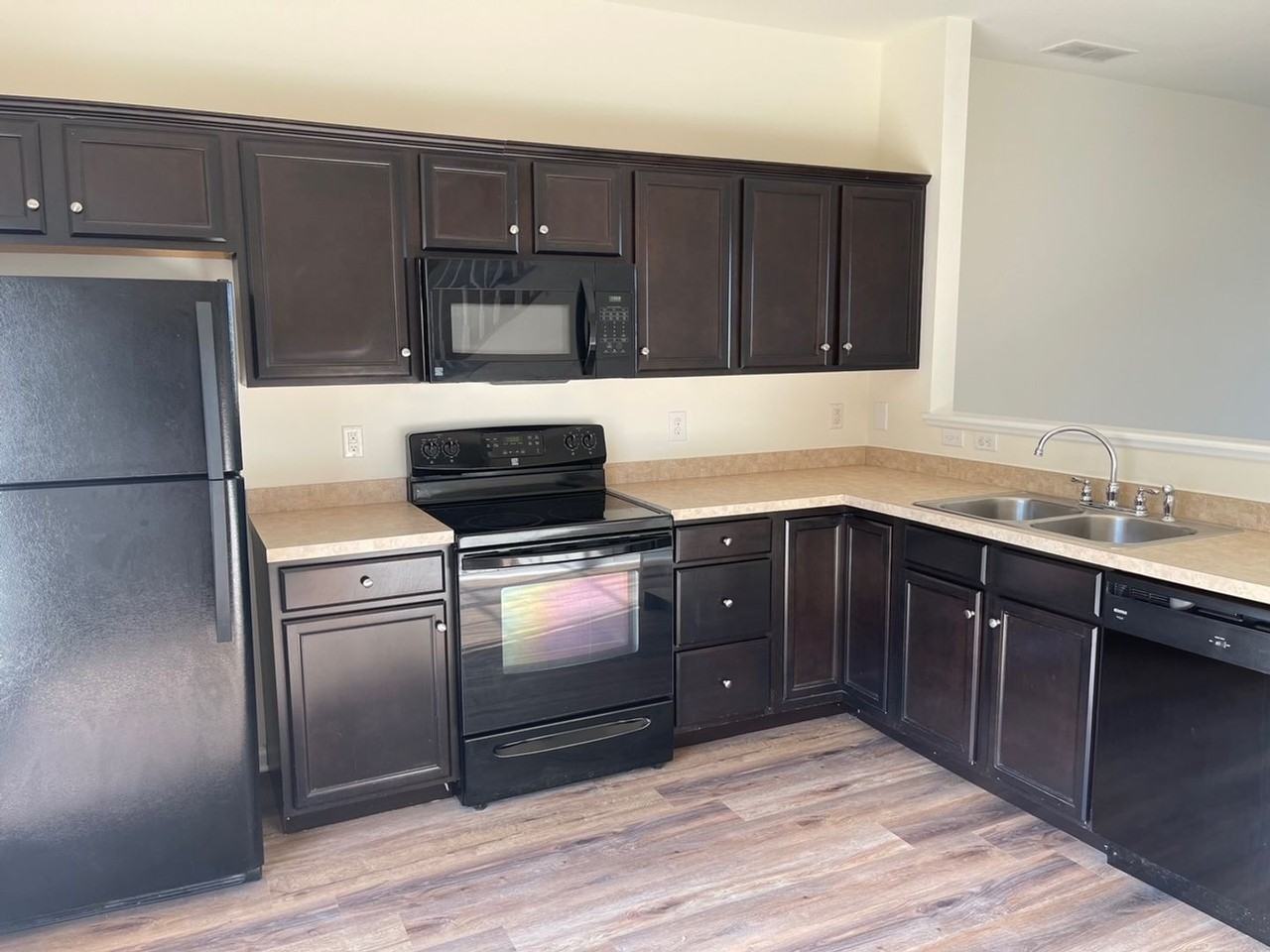 128 Lexington Pl - Photo 2 of 17