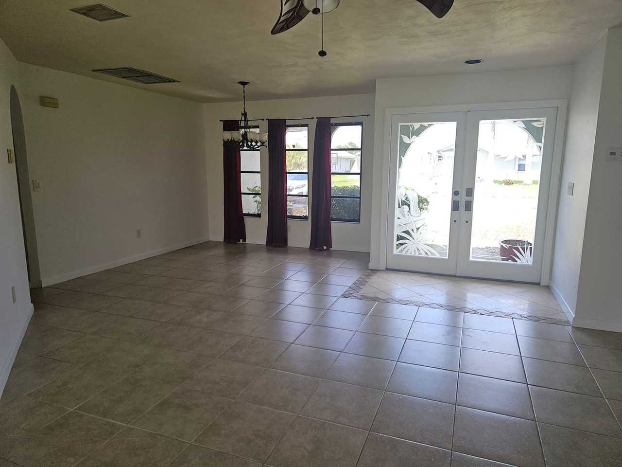 1458 Se 13th St - Photo 3 of 27