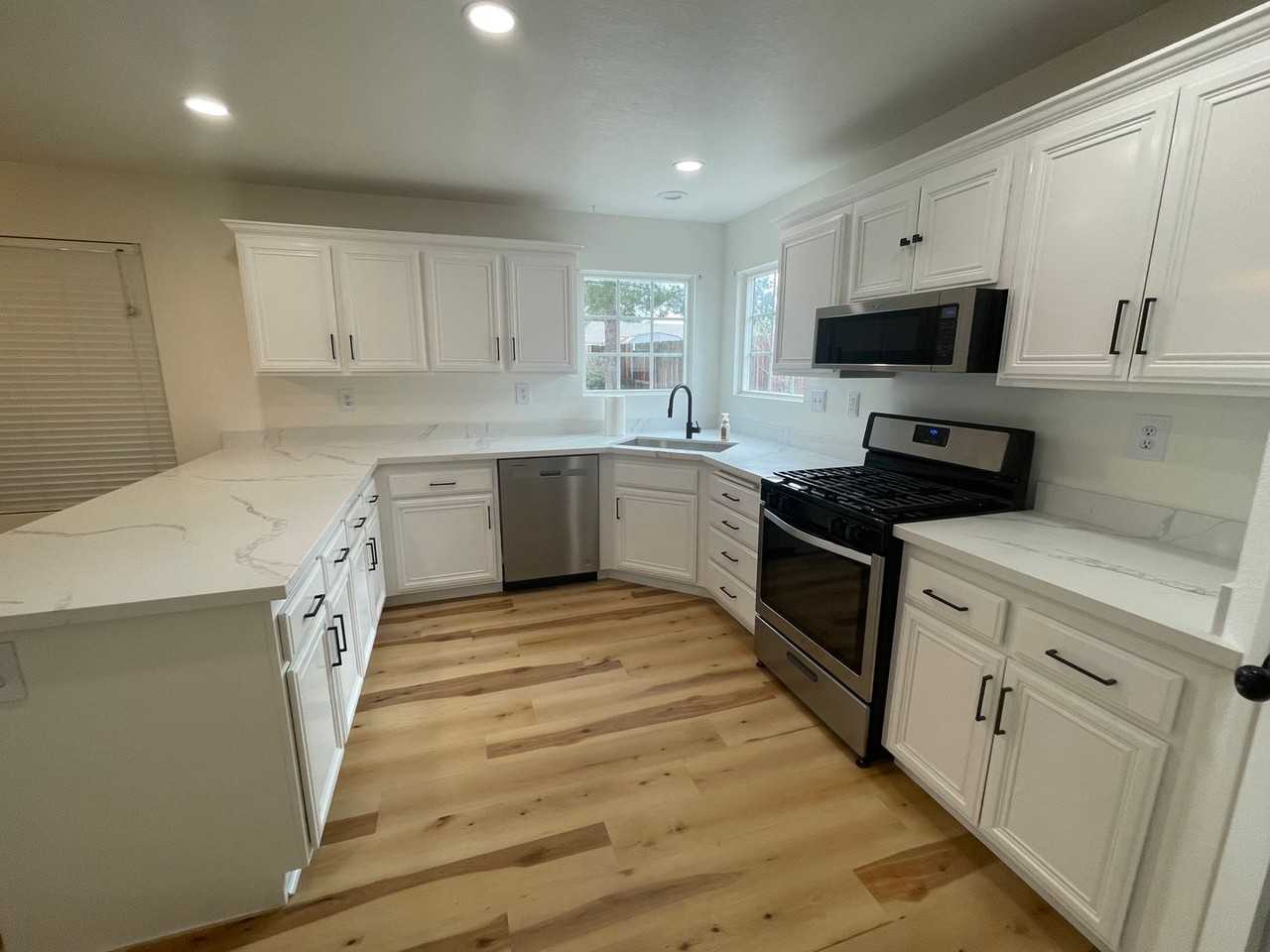 10547 Arlington St - Photo 3 of 50