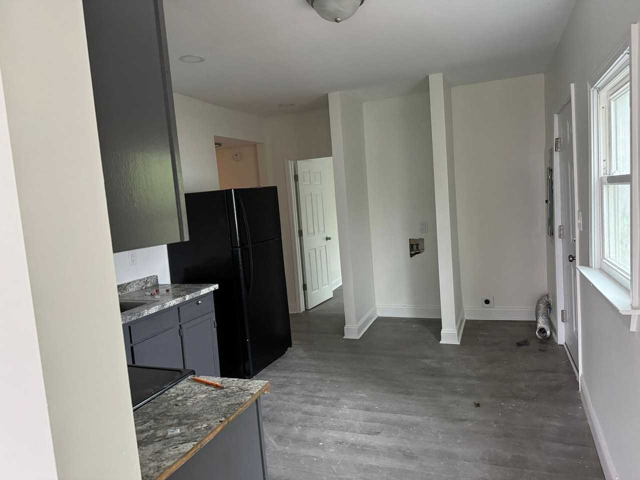 655 Chestnut St - Photo 2 of 7