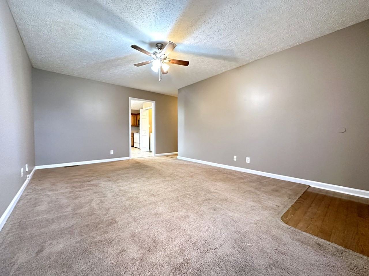 202 Jenna Ave - Photo 4 of 31