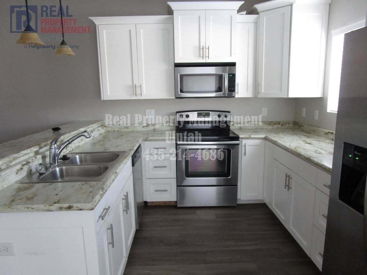 429 E Red Fox Ln - Photo 2 of 19