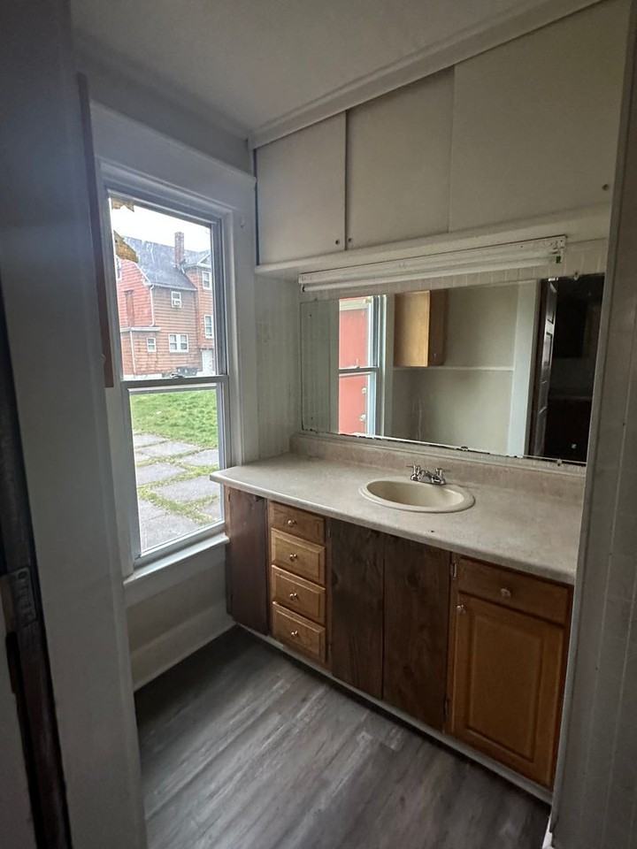 202 Westwood Ave - Photo 4 of 11