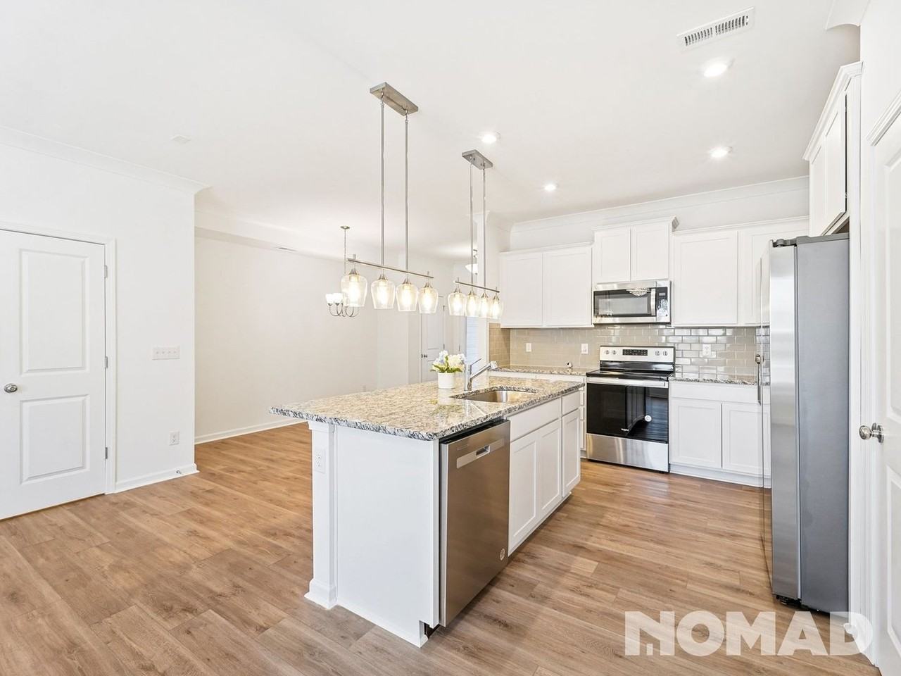 16429 Leading St - Photo 6 of 35