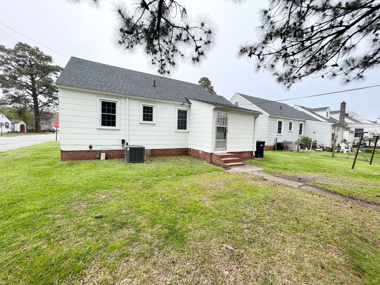 1021 Cedar St - Photo 3 of 13