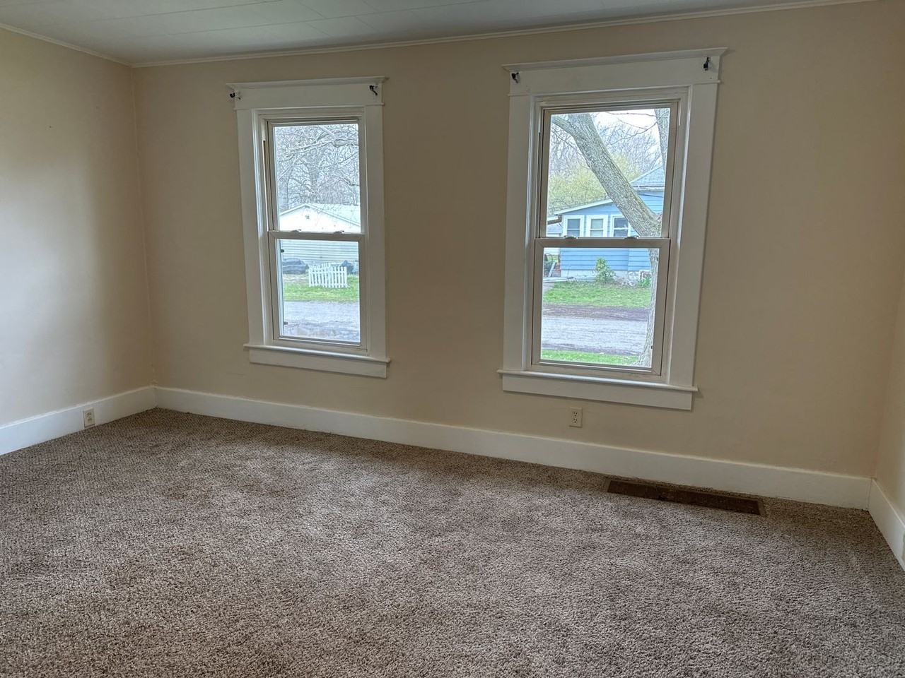 1018 W England St - Photo 3 of 9