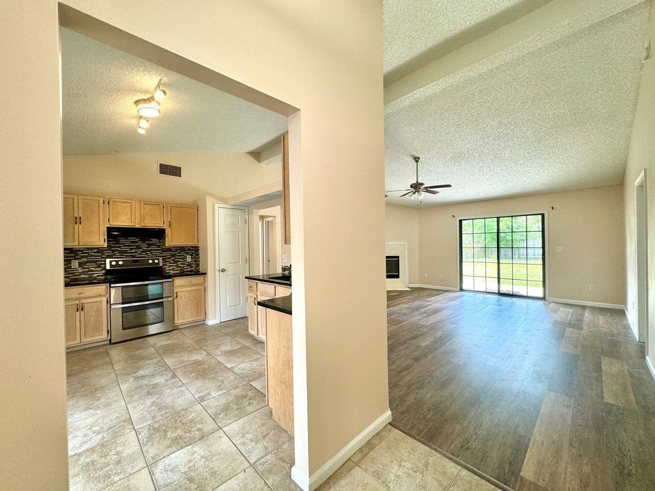 1136 Dorwinion Dr - Photo 3 of 22