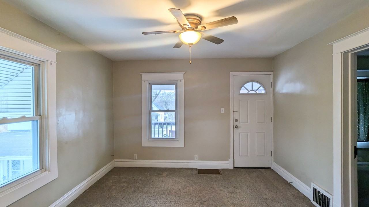 818 N Center St - Photo 2 of 6