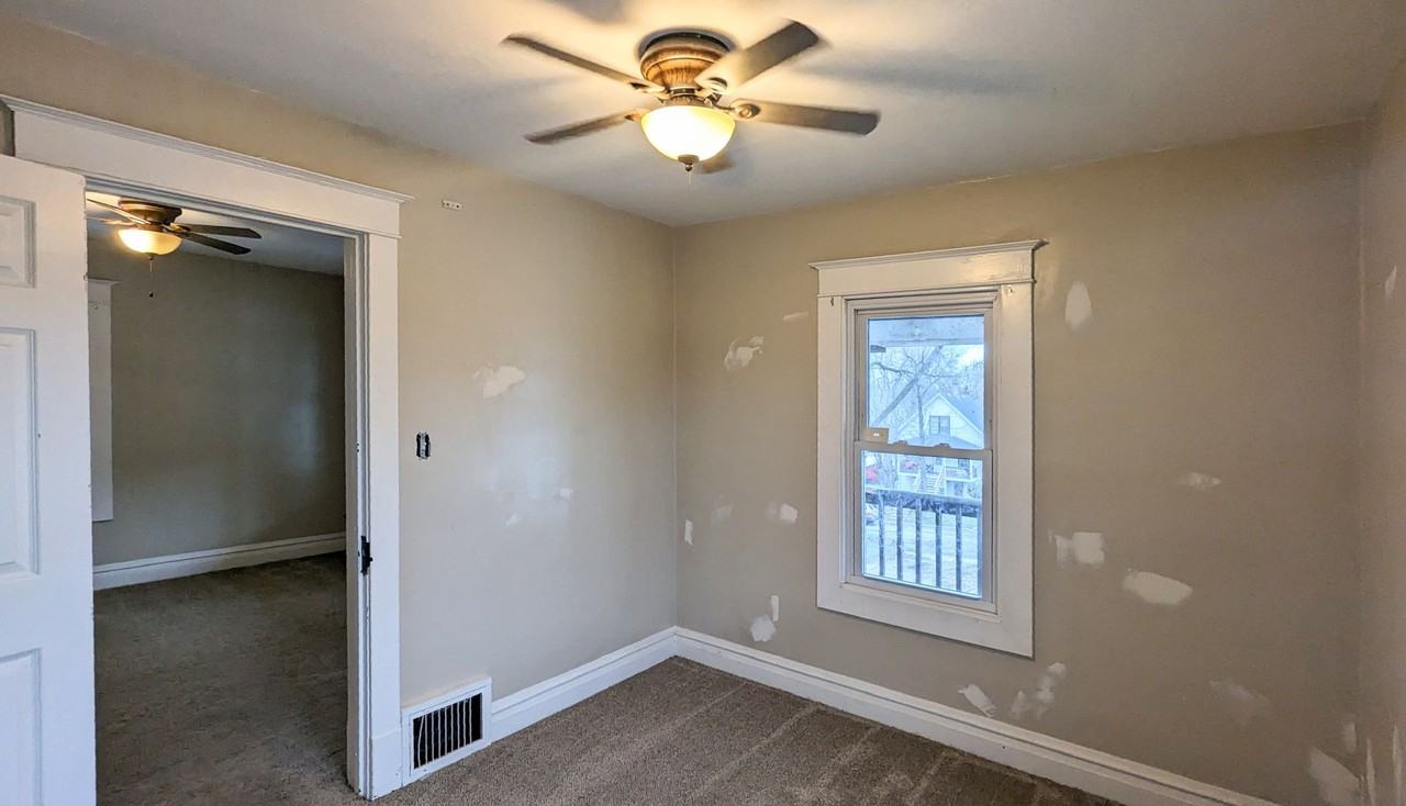 818 N Center St - Photo 3 of 6