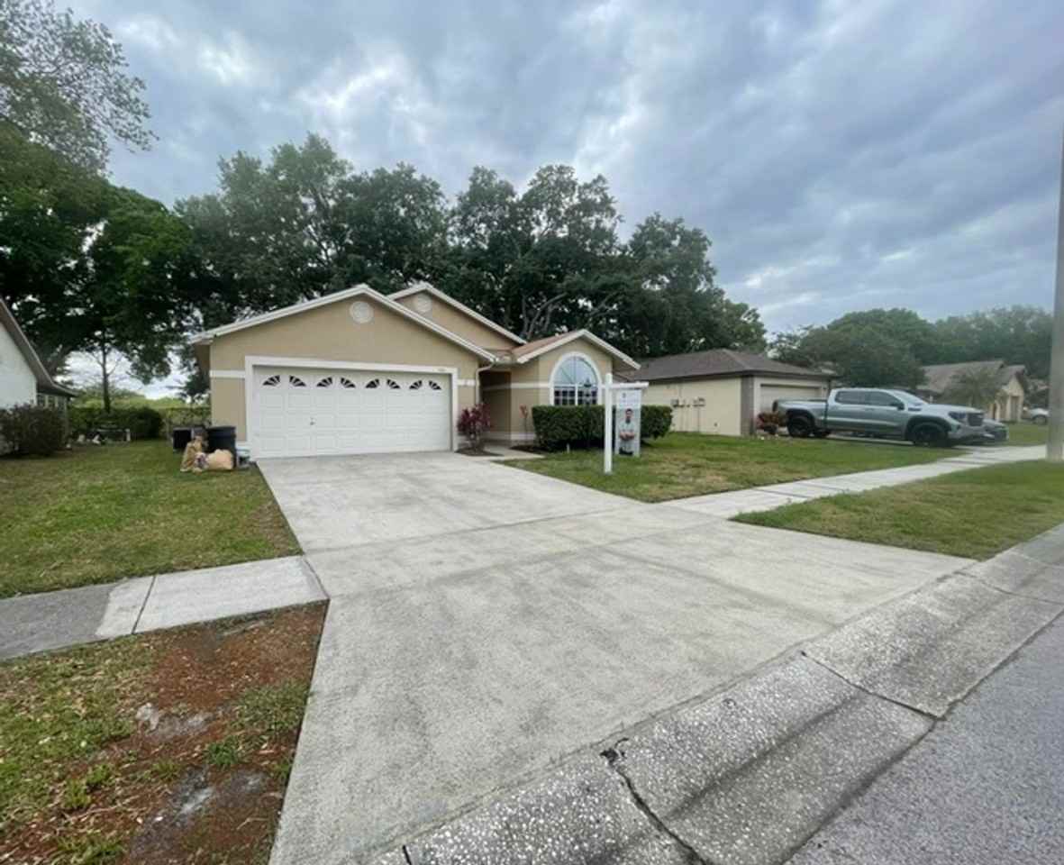 28217 Tanglewood Dr - Photo 2 of 39