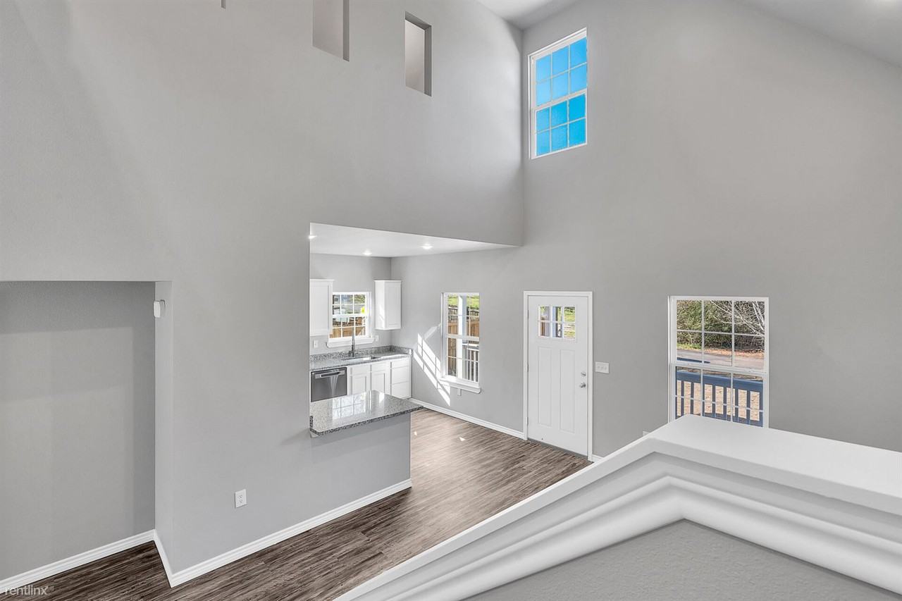 213 Lomond Ave - Photo 2 of 10