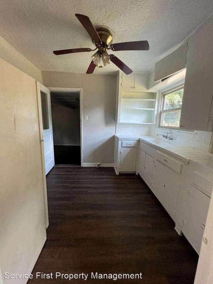 907 Leonard St - Photo 3 of 9