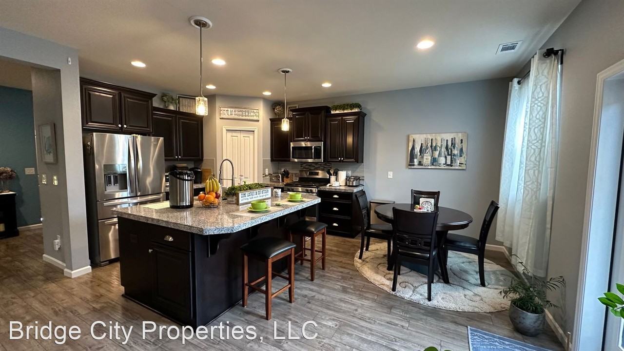 12360 Se Yellowstone St - Photo 2 of 50