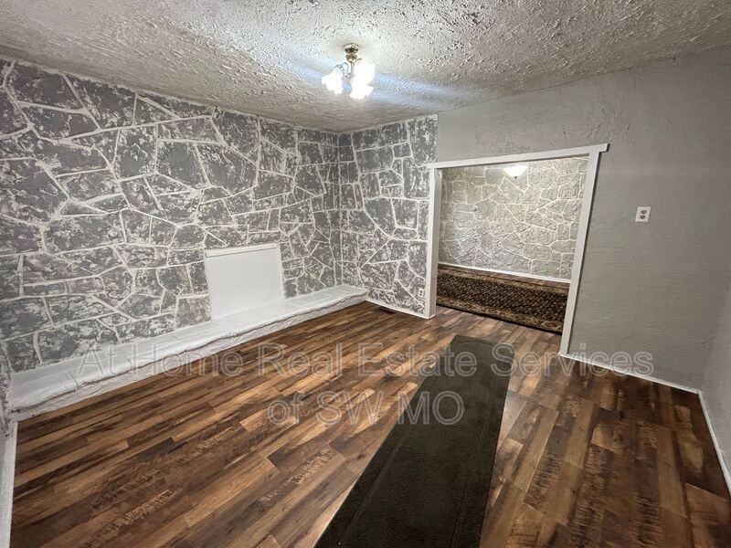 1536 W Madison St - Photo 2 of 9