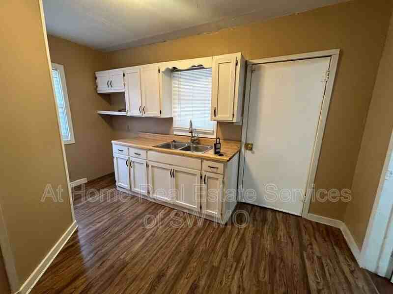 1536 W Madison St - Photo 6 of 9