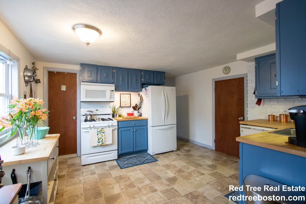 62 Thorndike St - Photo 4 of 13