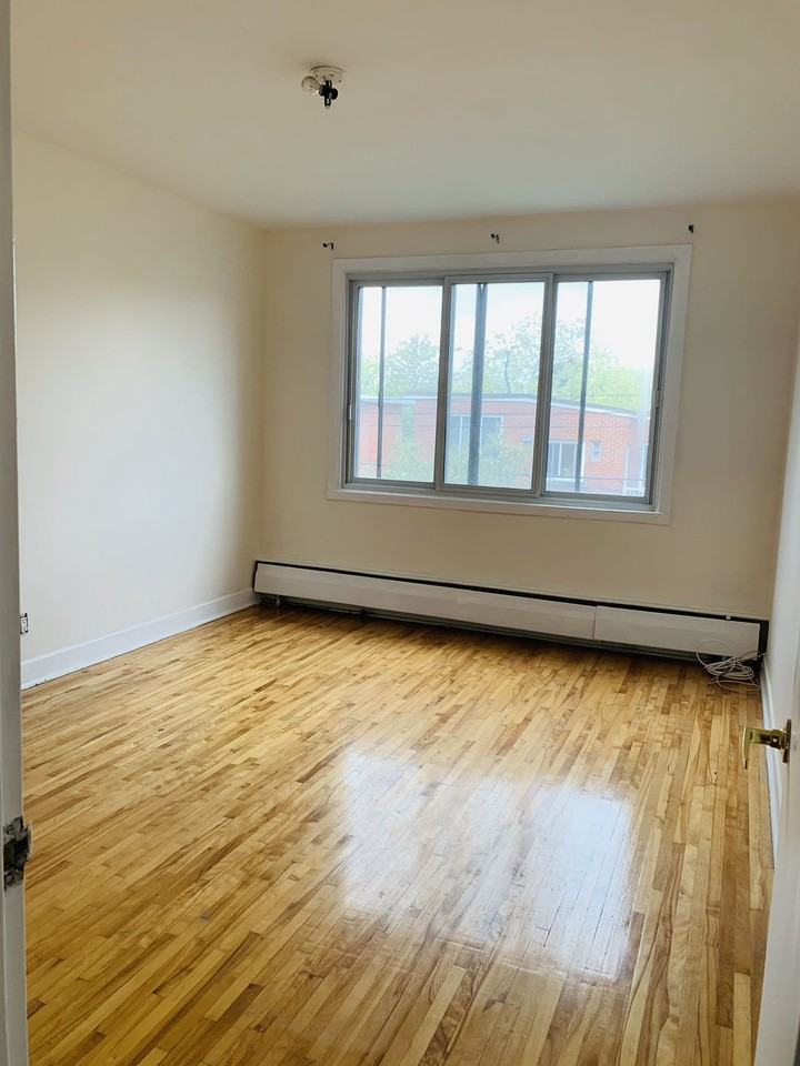 1712 Rue du Collège - Photo 2 of 11