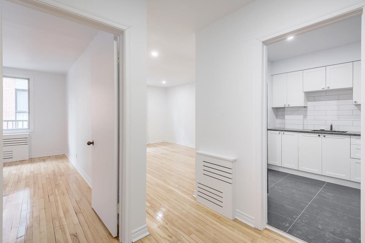 6770 Chemin de la Côte Saint Luc ##14 - Photo 6 of 11