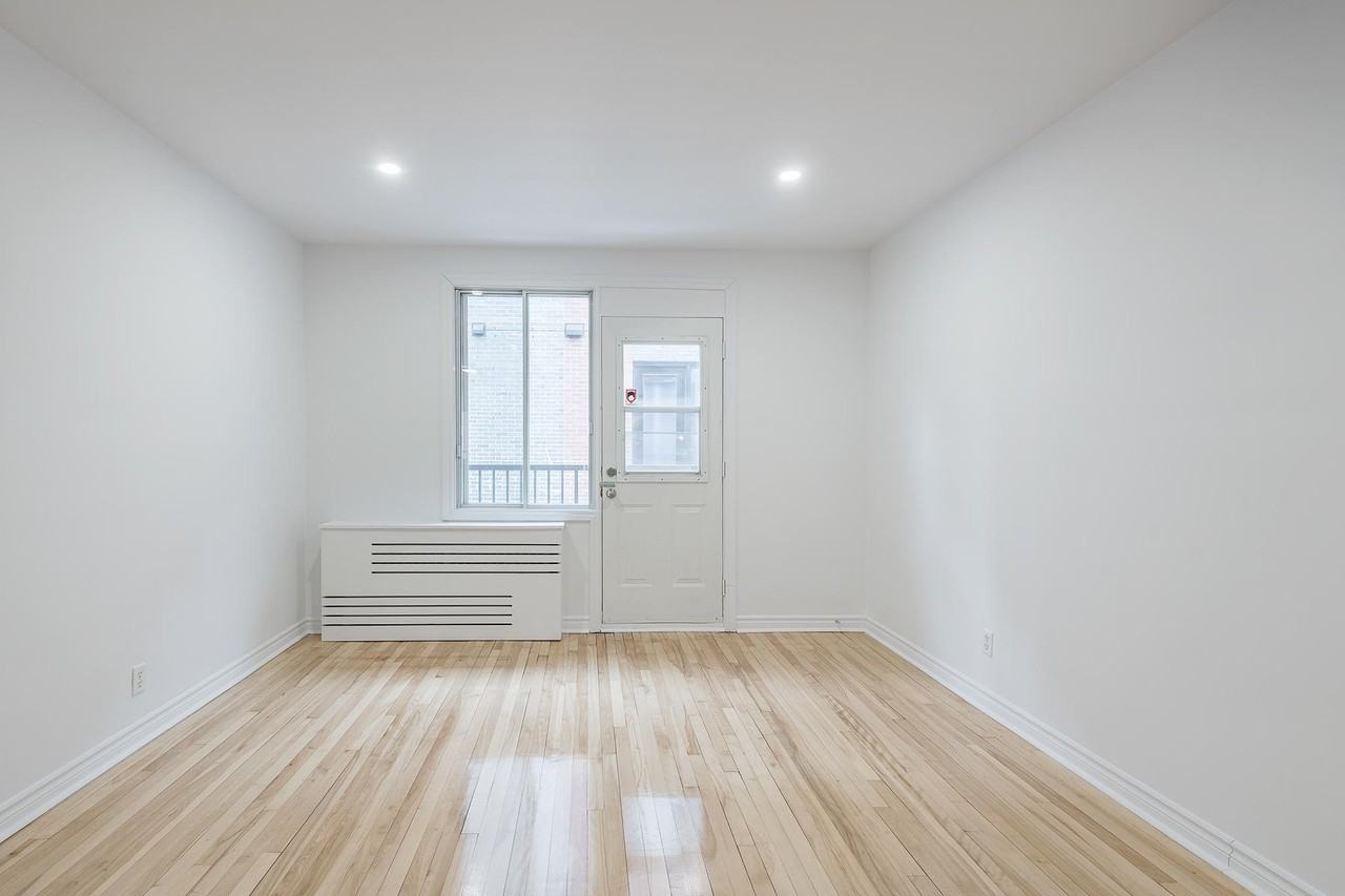 6770 Chemin de la Côte Saint Luc ##14 - Photo 5 of 11