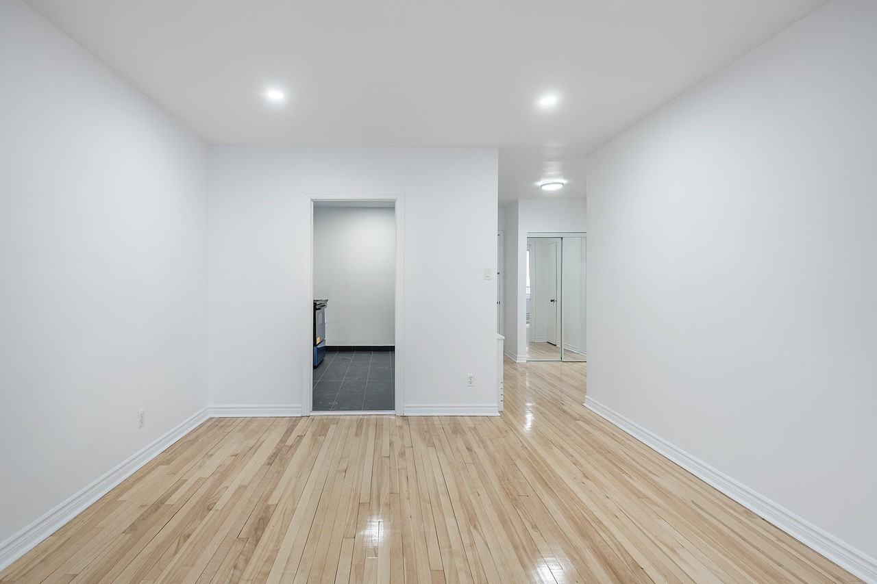 6770 Chemin de la Côte Saint Luc ##14 - Photo 4 of 11