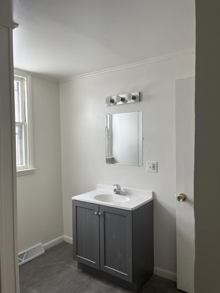 1303 1st Ave N #1 - Photo 3 of 8