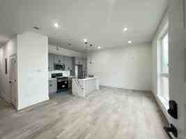 featured image of 2550 N Hope St