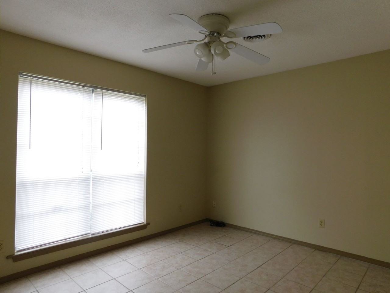 2906 Kendall Ave - Photo 4 of 11