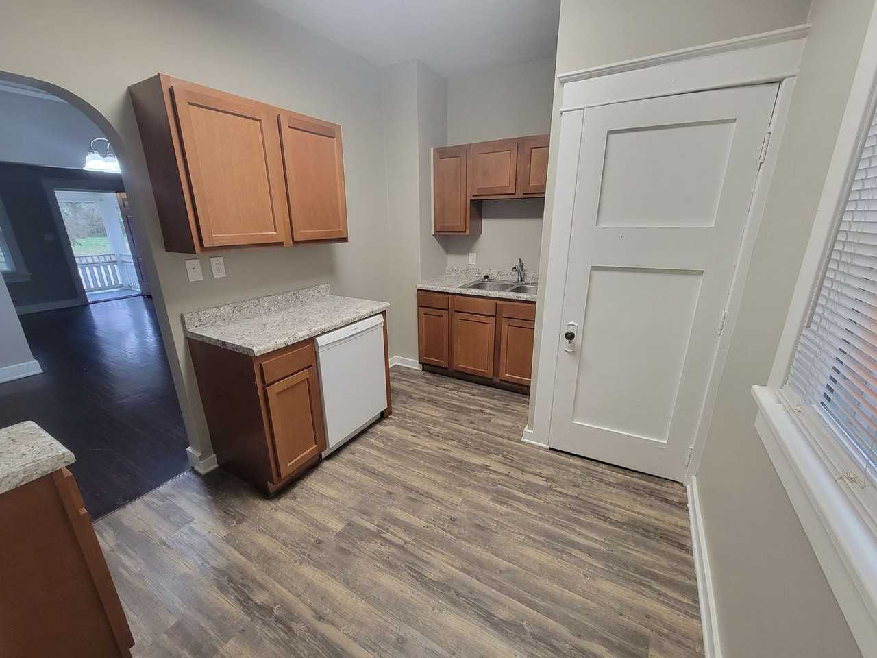 2109 Victoria Ave - Photo 3 of 9